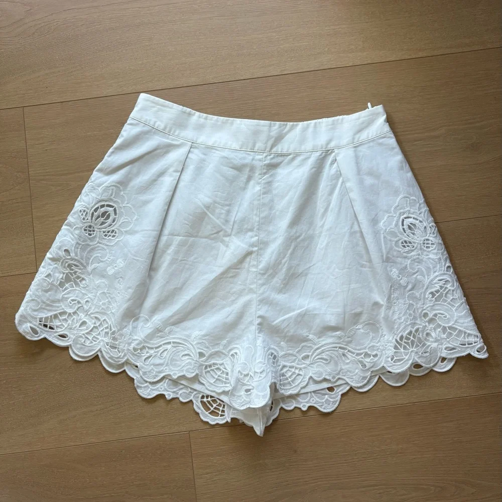 Zara Embroidered Lace Trim Pleated Women Shorts Sz S - Picture 9 of 11